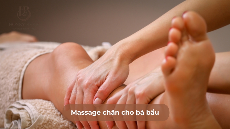 Massage chân cho bà bầu