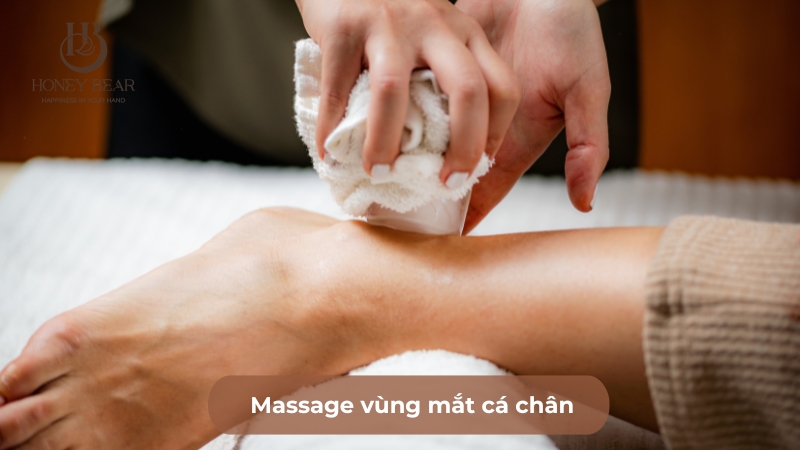 Massage vùng mắt cá chân