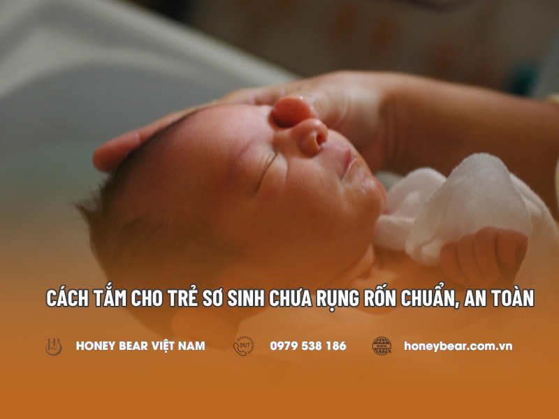 Cách tắm cho trẻ sơ sinh chưa rụng rốn đúng chuẩn, an toàn