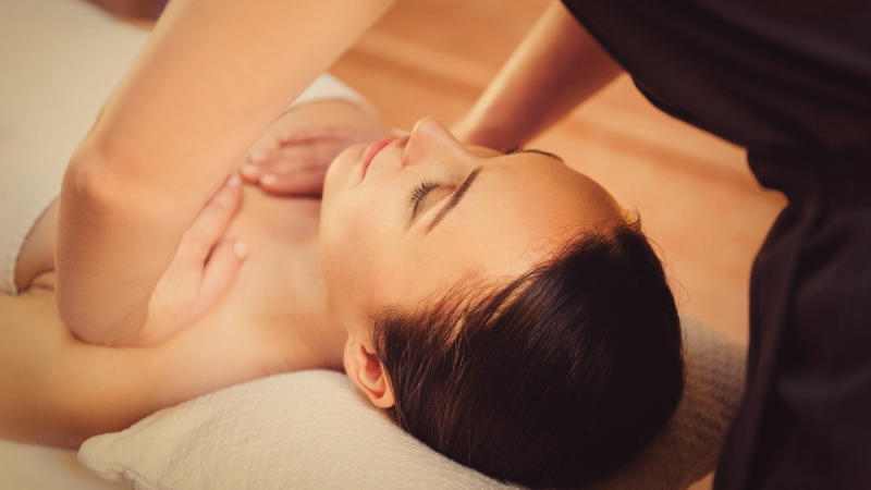 massage vùng ngực là một phương pháp hiệu quả để giúp hết tắc sữa