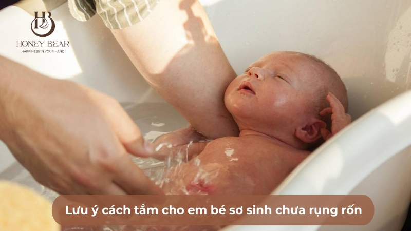 Lưu ý cách tắm cho em bé sơ sinh chưa rụng rốn