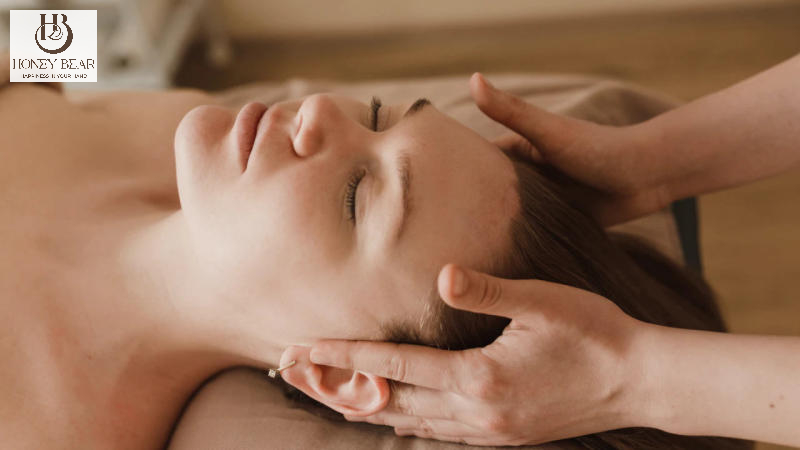 Động tác 4 - massage hai bên tai