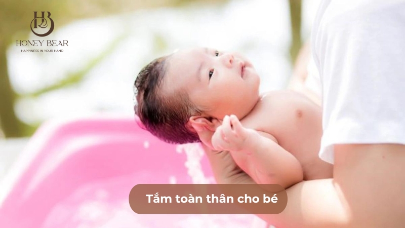 Tắm toàn thân cho bé