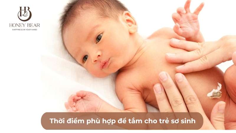 Thời điểm phù hợp để tắm cho trẻ sơ sinh