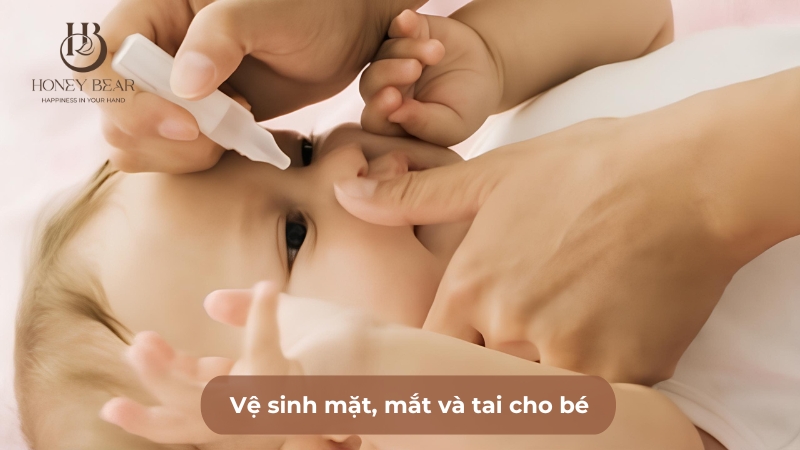 Vệ sinh mặt, mắt và tai cho bé